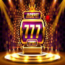 မြန်မာ ကစားသမားများ royal club မိုဘိုင်းအက်ပ်ကို ဖုန်းဖြင့် ကစားနေသော မြင်ကွင်း